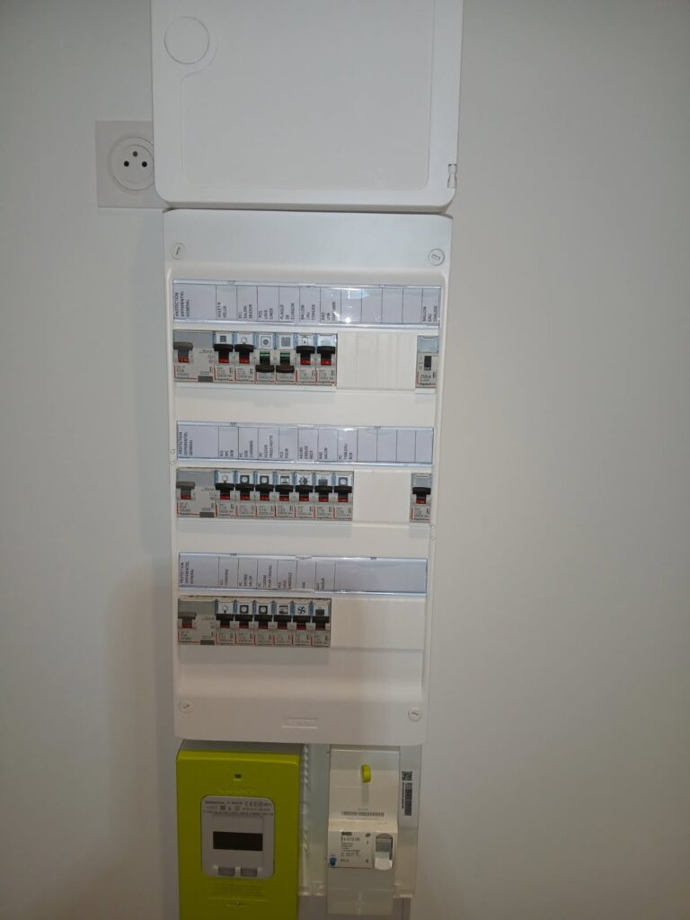Tableau électrique installé par Fredhelec avec disjoncteurs et compteur Linky