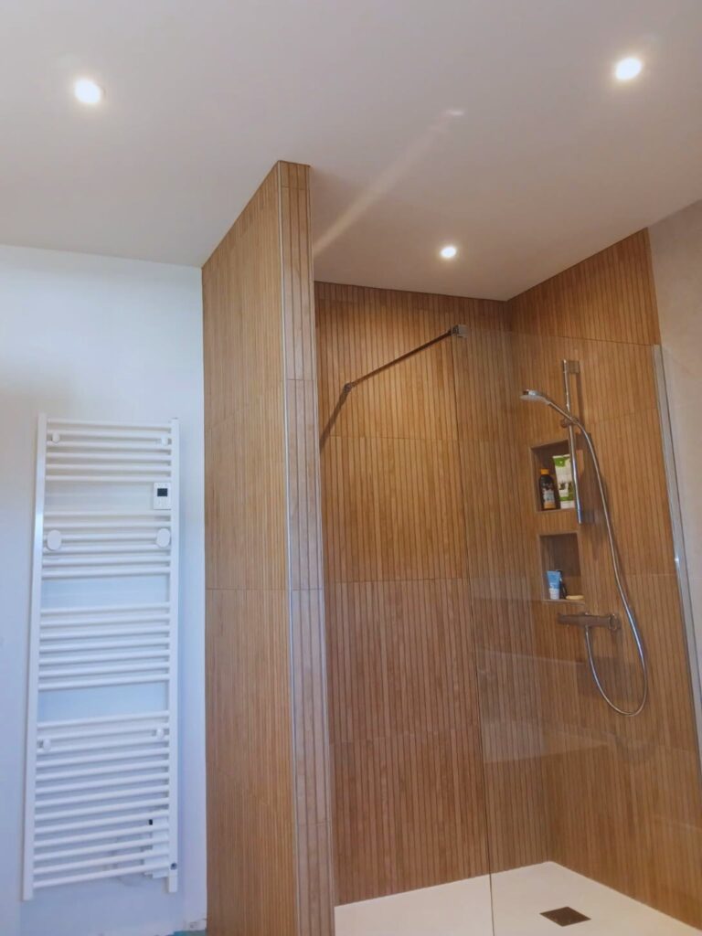 Installation de spots et sèche-serviettes dans une salle de bain – chauffage et éclairage Fredhelec