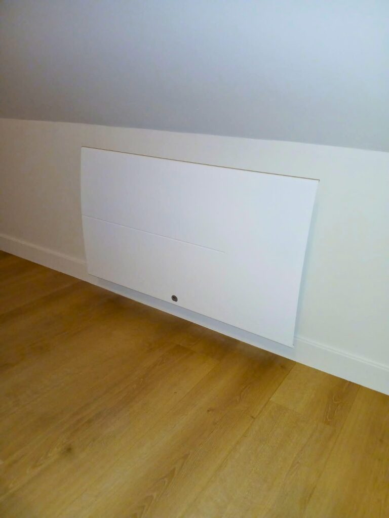 Radiateur mural installé par Fredhelec dans une chambre sous combles