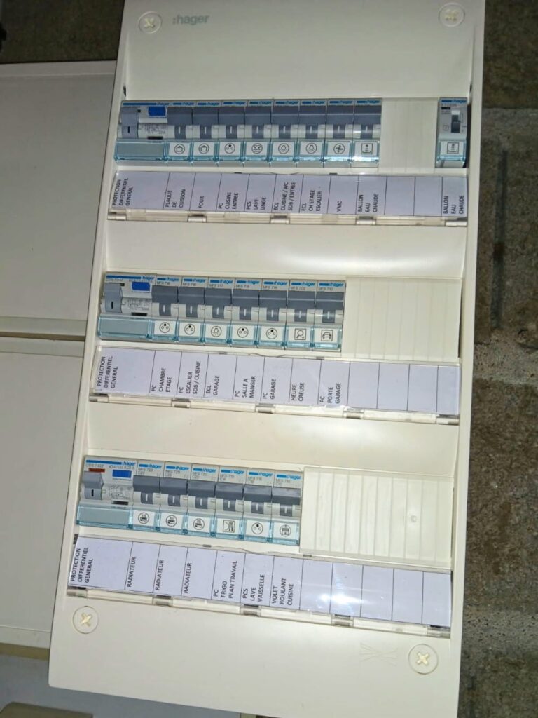Tableau Hager installé par Fredhelec avec étiquetage précis