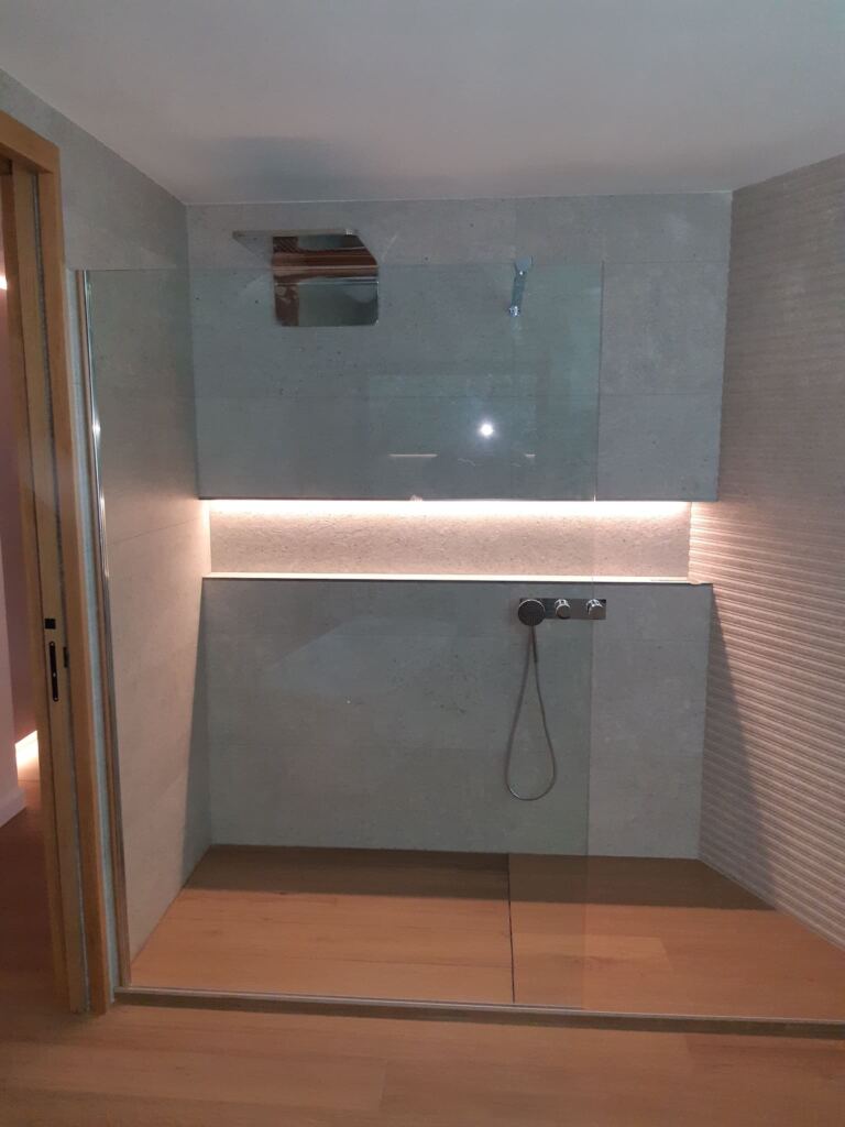 Douche moderne avec éclairage LED intégré installée par un électricien Fredhelec.