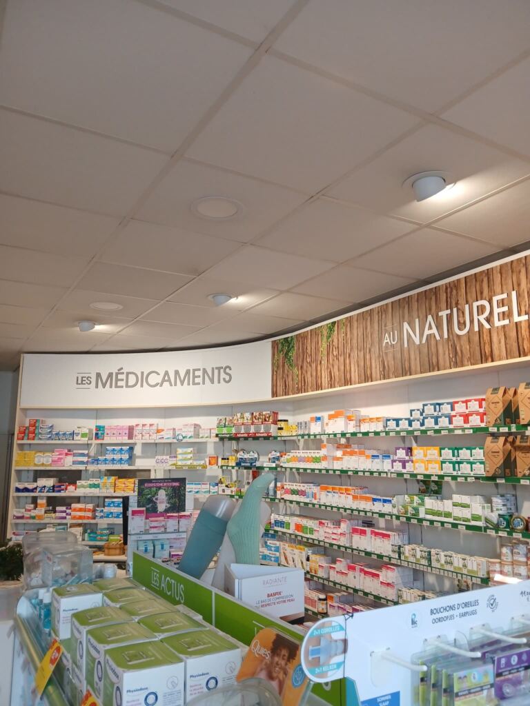 Éclairage LED de plafond installé dans une pharmacie, mise en valeur des rayons.