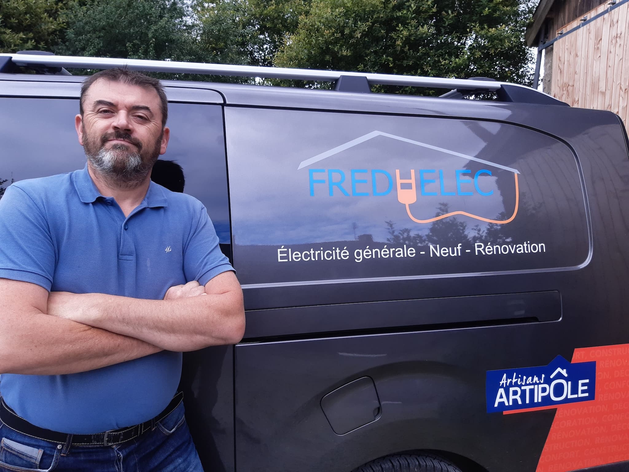 Électricien Fredhelec à Héric devant son véhicule professionnel marqué du logo Artipôle.