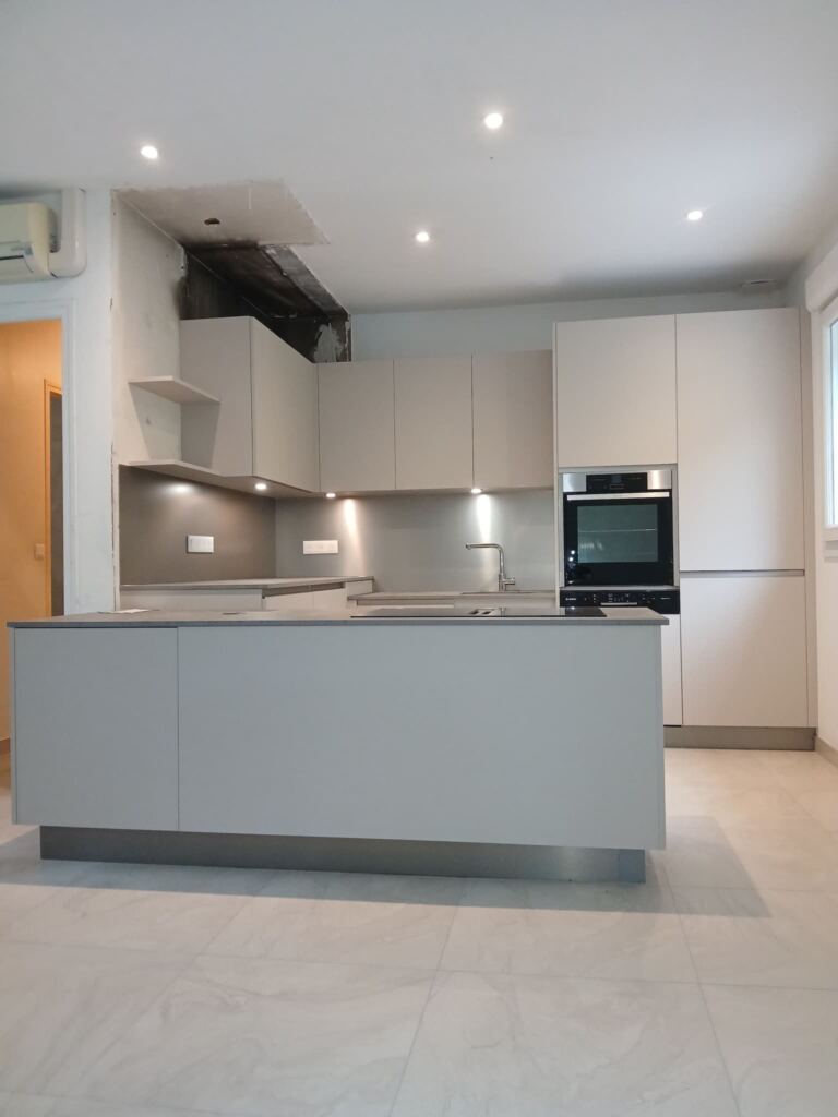 Cuisine moderne équipée de spots encastrés et prises murales installées par un électricien Fredhelec.